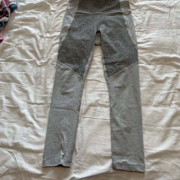 Outdoor Voices Two-Toned Warm Up Leggings in Dove and Ash - Picture 7 of 8